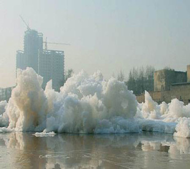 圖為泡沫對環境產生嚴重的危害